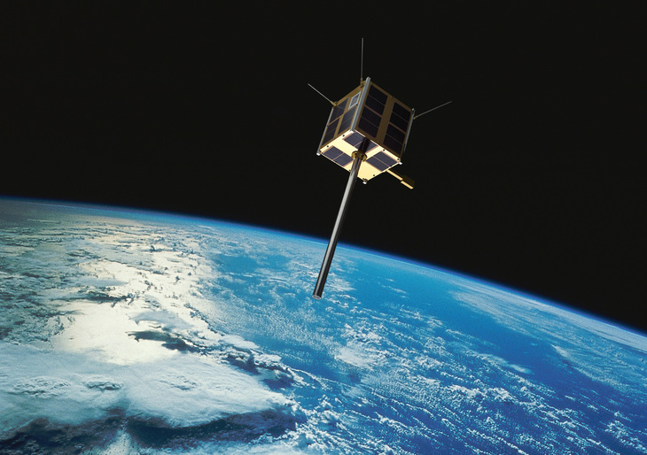 Satellitten AISSat-2 sett fra verdensrommet med jordkloden i bakgrunnen