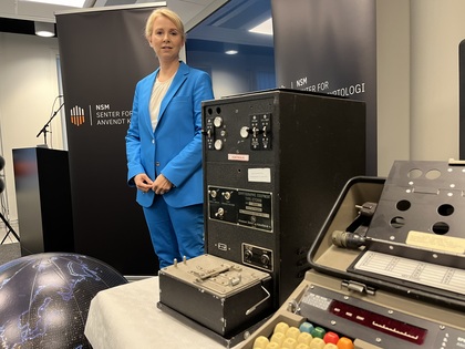 Sofie Nystrøm foran eldre kryptomaskiner