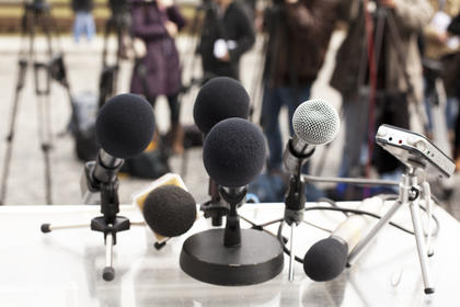 Mikrofoner på pressekonferanse
